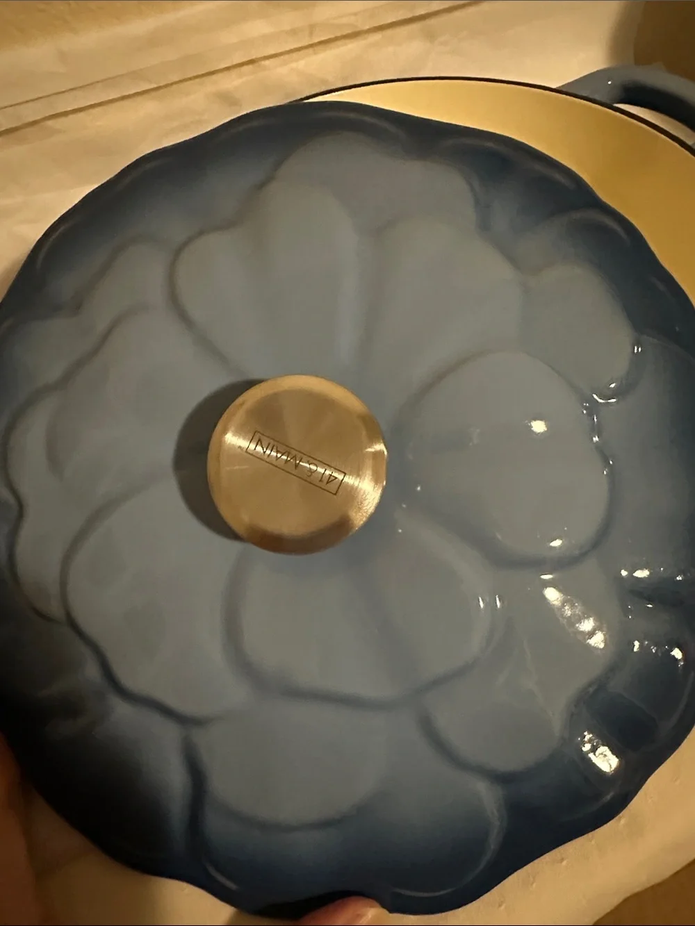 Braised Blue with flower petal lid